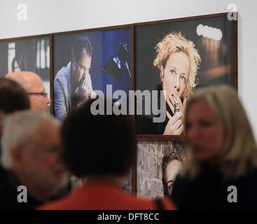 Magdeburg, Deutschland. 8. Oktober 2013. Leute betrachten Porträts der Akteure - darunter Katja Riemann und Sebastian Koch - bei der Eröffnung der Ausstellung "Stand der Dinge" ("State of Affairs") im Kunstmuseum Kloster Unser Lieben Frauen in Magdeburg, Deutschland, 8. Oktober 2013. 100 Fotos von Jim Rakete der deutschsprachigen Filmschaffenden werden bis zum 6. Januar 2014 zu sehen sein. Foto: JENS WOLF/Dpa/Alamy Live News Stockfoto