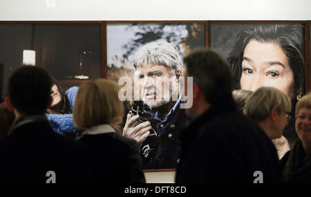 Magdeburg, Deutschland. 8. Oktober 2013. Leute betrachten Porträts des Schauspielers Hardy Krüger bei der Eröffnung der Ausstellung "Stand der Dinge" ("State of Affairs") im Kunstmuseum Kloster Unser Lieben Frauen in Magdeburg, Deutschland, 8. Oktober 2013. 100 Fotos von Jim Rakete der deutschsprachigen Filmschaffenden werden bis zum 6. Januar 2014 zu sehen sein. Foto: JENS WOLF/Dpa/Alamy Live News Stockfoto