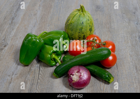 Auswahl an Saisongemüse bestehend aus Zwiebeln, Zucchini, Paprika, Tomaten und Gurken Stockfoto