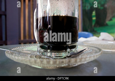 Eine Tasse frisch gebrühten Kaffee ruht auf einem Tisch in einem Bürgersteig Café in Phnom Phen, Kambodscha. Stockfoto