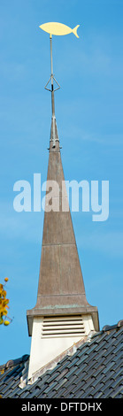 Quadratische Glockenturm von der Niederländisch-reformierten Kirche Ichthus in Bodegraven, Niederlande am 6. September 2010 Stockfoto