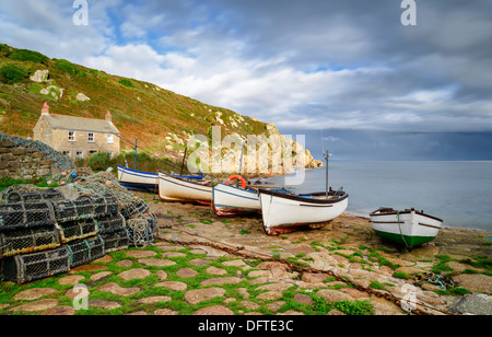 Penberth Cove in Cornwall, unberührte eine ruhigen traditionellen Arbeitsfischerdorf auf der Halbinsel Lands End Stockfoto