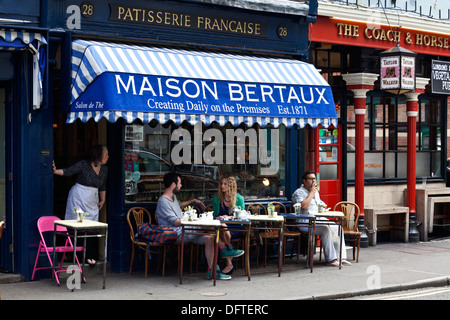 Tische draußen Maison Bertaux, Londons älteste Konditorei. Stockfoto