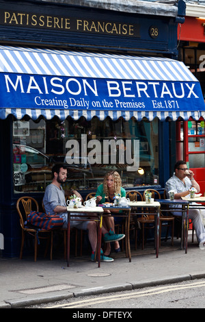 Tische draußen Maison Bertaux, Londons älteste Konditorei. Stockfoto