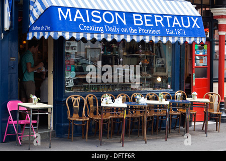 Tische draußen Maison Bertaux, Londons älteste Konditorei. Stockfoto