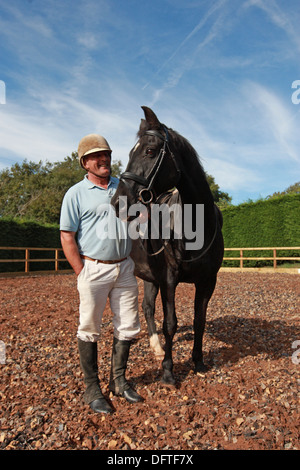 Richard Richardson steht mit seinem 20 Jahre alten Pferd. Voll Livree stabilen Hof. Forest of Dean, Gloucestershire. VEREINIGTES KÖNIGREICH. Stockfoto