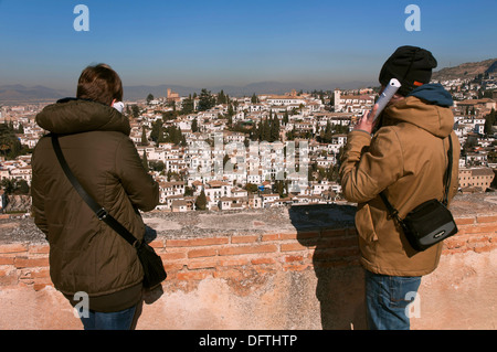 Albaicín Viertel aus der Alcazaba, Touristen mit Audioguide, Alhambra, Granada, Region von Andalusien, Spanien, Europa Stockfoto