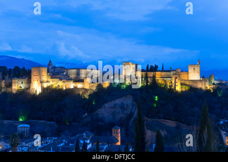 Panorama mit Sierra Nevada im Hintergrund, Alhambra, Granada, Region von Andalusien, Spanien, Europa Stockfoto