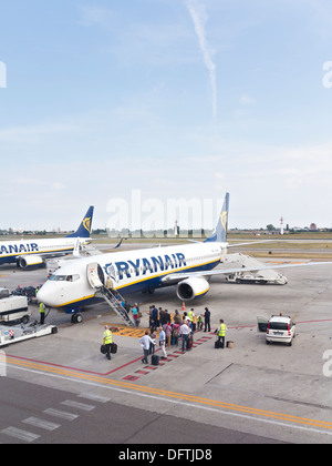 Fluggästen einen Ryanair-Flug, Flughafen von Bologna, Italien Stockfoto