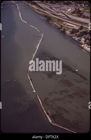 WASSERSTRAßE IN BUFFALOS NÖRDLICHEN UFERPROMENADE AM NIAGARA RIVER. ALS TEIL DER GRENZE ZWISCHEN DEN USA UND... 549504 Stockfoto