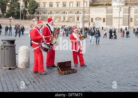 Straßenmusiker mit Weihnachtsmann-Kostüme in Rom, Italien Stockfoto