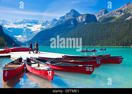 Roten Kanus am Lake Louise Banff Nationalpark Kanada Canadian Rockies Stockfoto