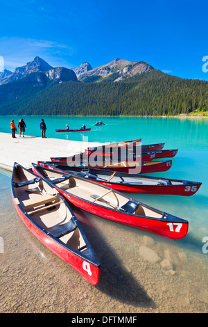 Roten Kanus am Lake Louise Banff Nationalpark Kanada Canadian Rockies Stockfoto