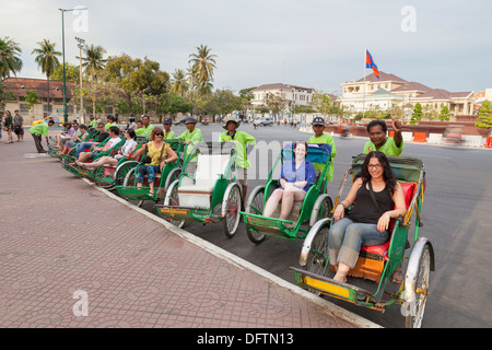 Stadtrundfahrt mit Rikscha, Phnom Penh, Kambodscha Stockfoto