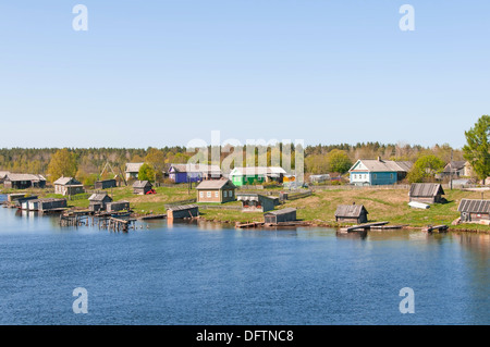 Ein Blick auf ein typisches Dorf im Norden des europäischen Teils von Russland Stockfoto