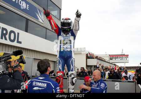 Jorge Lorenzo steht auf der Spitze seiner Factory Racing Yamaha MotoGP-Maschine nach dem Gewinn der britischen Runde der MotoGP 2013 Stockfoto