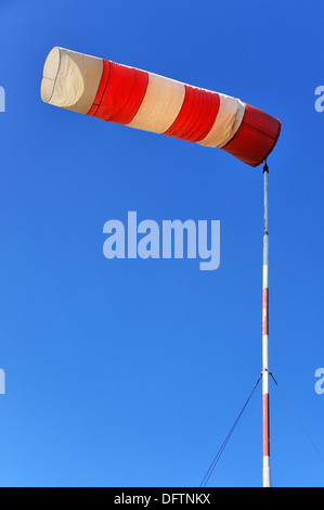 Rote und weiße Windsack vor blauem Himmel, Lilling, Middle Franconia, Bayern, Deutschland Stockfoto