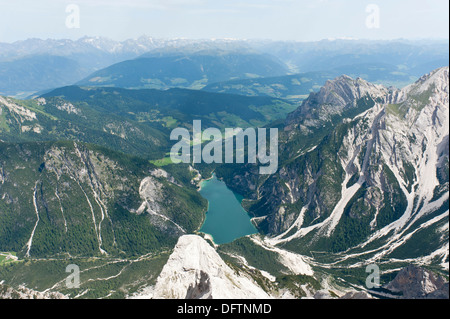 Panoramablick auf die Alpen vom Gipfel des Mt Seekofel in Richtung Norden mit Wildsee Wildsee See, Dolomiti di Braies Stockfoto