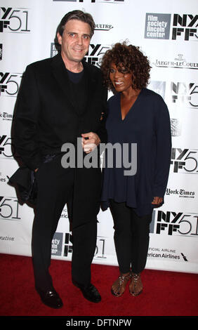 New York, New York, USA. 8. Oktober 2013. Schauspielerin ALFRE WOODARD und Ehemann RODERICK SPENCER zu besuchen die 51. jährlichen New York Film Festival Premiere von "12 Jahre A Slave" in der Alice Tully Hall im Lincoln Center statt. Bildnachweis: Nancy Kaszerman/ZUMAPRESS.com/Alamy Live-Nachrichten Stockfoto