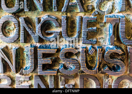 Das Wort "Jesus", Detail der Inschrift über der Eingangstür der Sagrada Família oder Basílica ich Temple Expiatori De La Stockfoto