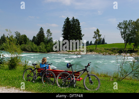 Radfahrer während einer Pause bei den Lech, Way of St. James, Lechbruck am See, Schwaben, Bayern, Deutschland Stockfoto