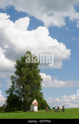 Radfahrer auf einer Fahrradtour in der Nähe eine kleine Kapelle, Seeg, Schwaben, Bayern, Deutschland Stockfoto