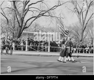 Präsident Truman besucht Armee Day-Parade in Washington, D. C. Er wird die Parade von der Tribüne ansehen. 199607 Stockfoto