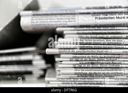 Stapel Zeitungen, Deutschland Stockfoto