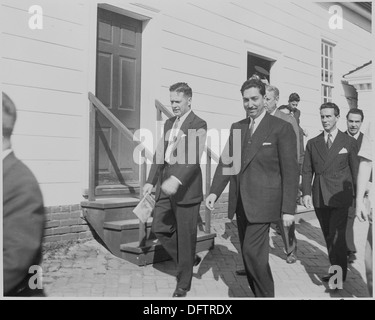 Foto des mexikanischen Präsidenten Miguel Aleman, mit anderen Würdenträgern, tourt das Gelände in Mount Vernon. 199547 Stockfoto