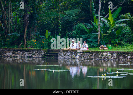 Familie, religiöse Rituale in einem Tempel, Ubud, Bali, Indonesien Stockfoto