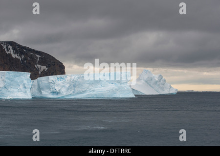 Ein Eisberg schweben im Südatlantik, Brown Bluff, antarktische Halbinsel, Antarktis Stockfoto