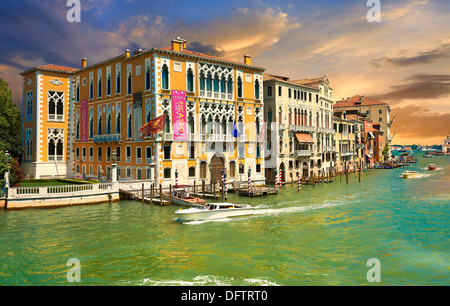 Der Canal Grande von der Ponte dell'Accademia bei Sonnenuntergang, im Vordergrund - Palazzo Cavalli franchetti, Venedig, venezien, Italien Stockfoto