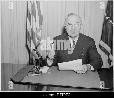 Dieses Foto zeigt Präsident Harry S. Truman in einer Radiorede, in der er die Nation über den Fortschritt seiner Innen- und außenpolitischen Initiativen informiert. Stockfoto