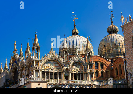 Gotische Architektur und romanischen Domes St. Markus Basilika, Venedig, Venezien, Italien Stockfoto