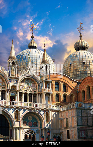 Gotische Architektur und romanischen Domes St. Markus Basilika, Venedig, Venezien, Italien Stockfoto