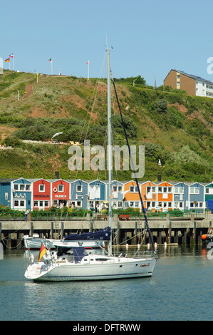 Segelschiff im Hafen von Helgoland oder Helgoland vor Hummerbuden oder Hummer Hütten, Helgoland, Schleswig-Holstein Stockfoto