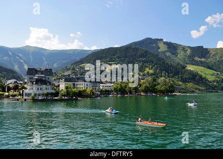 Tretboote am Zeller See, Grand Hotel Zell am See am Rücken, Zell am See, Salzburger Land, Oberösterreich, Österreich Stockfoto