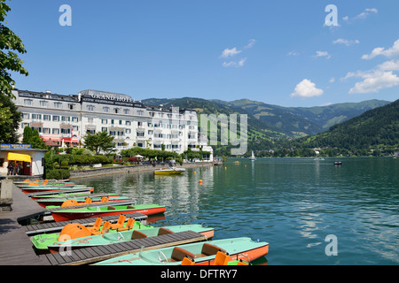 Grand Hotel Zell am See, auf den Zeller See, Tretboote an Front, Zell am See, Salzburger Land, Oberösterreich, Österreich Stockfoto