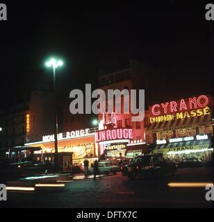 Blick auf das berühmte Revuetheater "Moulin Rouge" (l) und ein Restaurant am Place Blanche im Viertel Montmartre in Paris, Frankreich, im November 1970. Foto: Wilfried Glienke Stockfoto