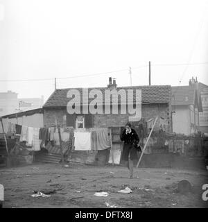 Eine Frau ist vor einem Haus in einem Slum in der Nähe von Paris, Frankreich, im November 1970 abgebildet. Das Viertel, welches vor allem von Einwanderern bewohnt war, wurde aufgegeben. Foto: Wilfried Glienke Stockfoto