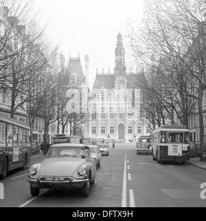 Blick entlang der Avenue Victoria auf dem Hotel de Ville (Rathaus) von Paris, im November 1970. Das Gebäude wurde in der zweiten Hälfte des 19. Jahrhunderts im Stil der Neorenaissance erbaut, nachdem das Rathaus während der Paris Kommune zerstört wurde. Foto: Wilfried Glienke Stockfoto