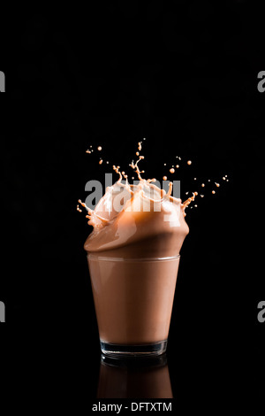 Milchschokolade Splash isoliert auf schwarz Stockfoto