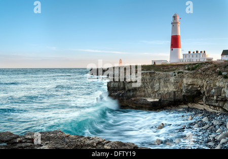 Wellen, die über die Felsen am Portland Bill Leuchtturm an der Jurassic Coast in Dorset Stockfoto