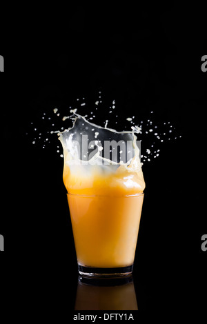 Orangensaft-Splash isoliert auf schwarz Stockfoto