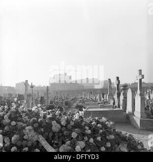 Blick über Pere Lachaise, der größte Friedhof in Paris, Frankreich, im November 1970. Viele berühmte Persönlichkeiten sind hier begraben. Foto: Wilfried Glienke Stockfoto