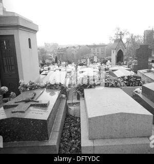 Blick auf den größten Friedhof von Paris, Pere Lachaise, in Paris, Frankreich, 13. November 1970. Auf dem Friedhof Pere Lachaise sind viele berühmte historische Persönlichkeiten begraben. Fotoarchiv für Zeitgeschichte Stockfoto