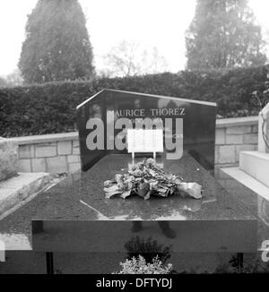 Blick auf das Grab des ehemaligen Generalsekretär der kommunistischen Partei Frankreichs, Maurice Thorez, auf der größte Friedhof von Paris, Pere Lachaise in Paris, Frankreich, 13. November 1970. Thorez war Generalsekretär der Partei von 1930 bis 1964. Auf dem Friedhof Père Lachaise begraben sind viele berühmte historische Persönlichkeiten. Foto: Wilfried Glienke Stockfoto