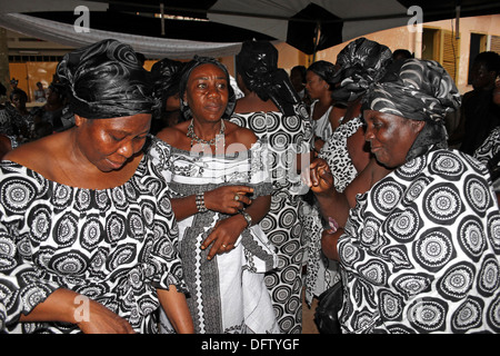 Trauernde tragen traditionelle Adrinka Kleidung Tanz bei einer Post-Beerdigung Feier, Kumasi, Ghana Stockfoto