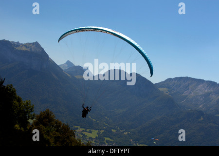 Paragliding in den französischen Alpen in Annecy Region Haute Savoie Stockfoto