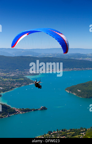 Hanglider Pilot & Passagier fliegt über Lac d ' Annecy in der Region Haute Savoie Frankreich Stockfoto